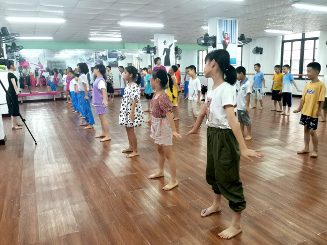 学生在那大实验小学学习舞蹈。