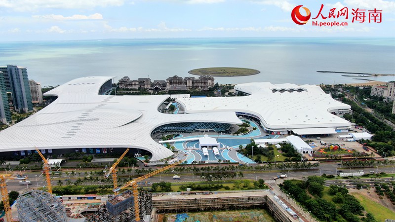 第二届中国国际消费品博览会举办地海南国际会展中心。人民网 符武平摄