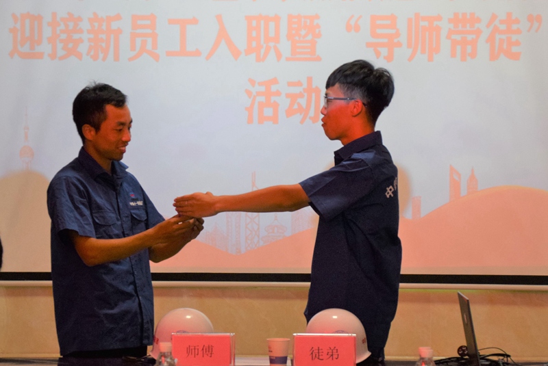 徒弟为师傅敬茶。何传瑞摄
