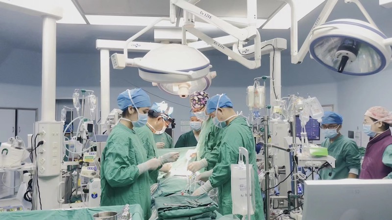 海醫二院器官移植團隊在為患者徐先生進行心臟移植手術。海南醫學院第二附屬醫院供圖
