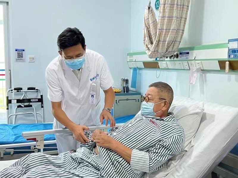 海医二院器官移植学科带头人王毅教授查看患者康复情况。海南医学院第二附属医院供图