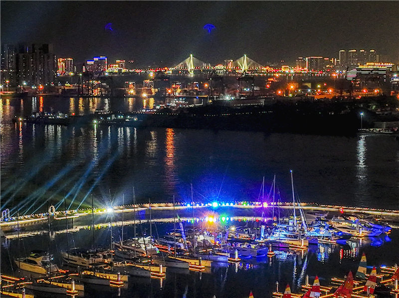 第二届消博会游艇展期间海口国家帆船基地公共码头灯火辉煌。蒋聚荣摄