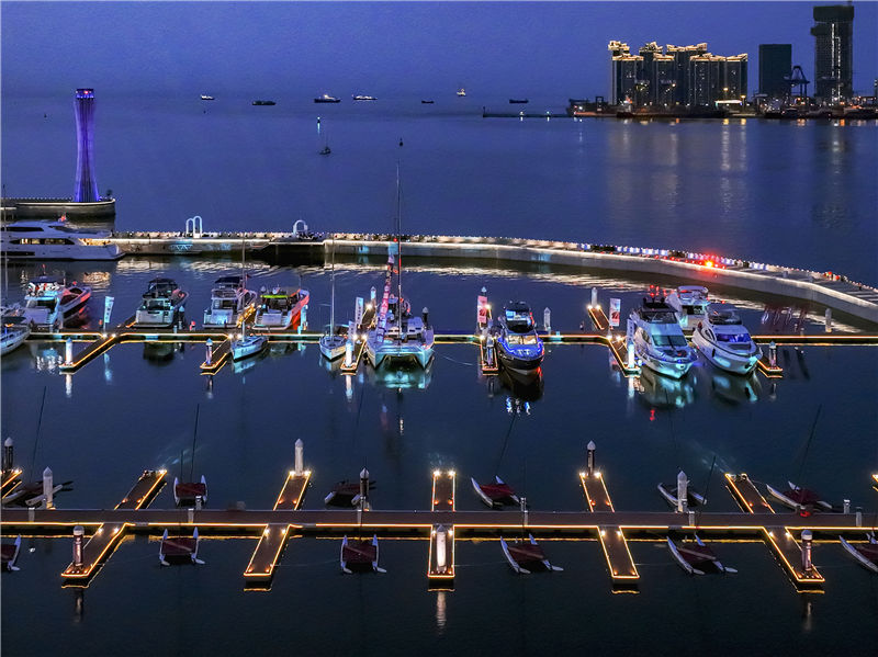 第二届消博会游艇展期间海口国家帆船基地公共码头灯火辉煌。蒋聚荣摄。
