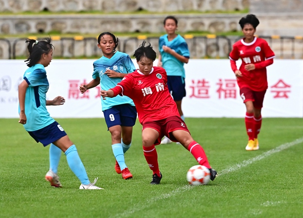 海南瓊中女足在揭幕戰中，以3：0戰勝江蘇泰州女足