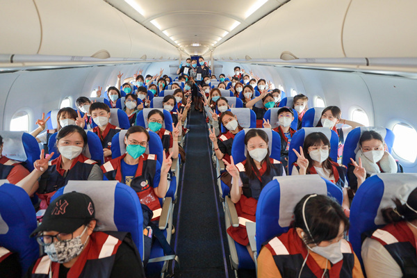 图为：8月9日，东方航空A320客机执飞的MU5225航班，运送第二批上海援琼医疗队员飞抵海口美兰国际机场。