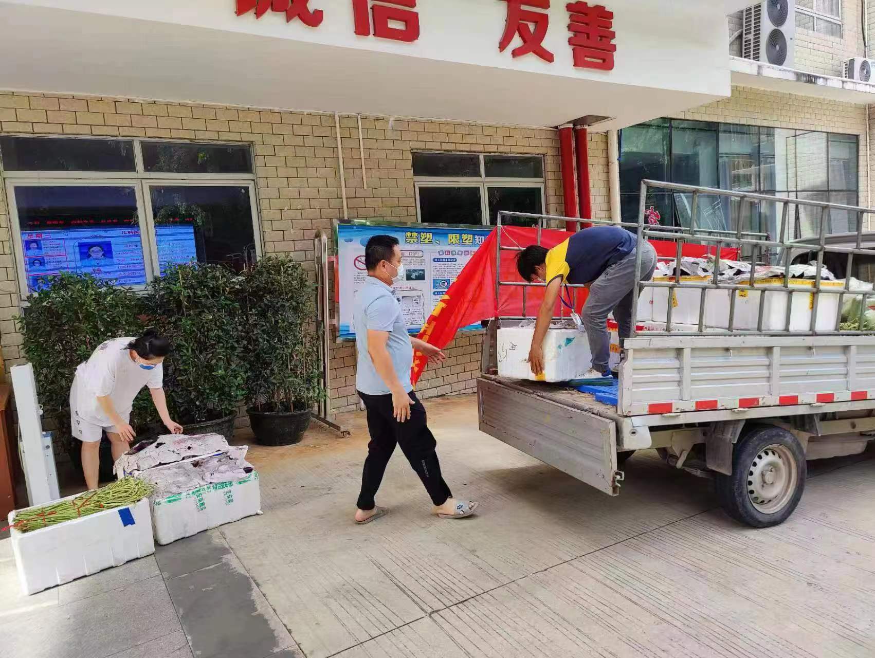 东方韵达快递为东方市四更镇等疫情管控区域免费提供运输服务，两天累计运输12车次抗疫物资，生活用品等。