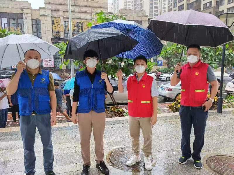 8月10日海口局联合中国邮政海口公司风雨同行、齐心抗疫，深入社区核酸检测点开展志愿服务。