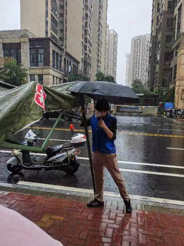 8月10日海口局联合中国邮政海口公司风雨同行、齐心抗疫，深入社区核酸检测点开展志愿服务。