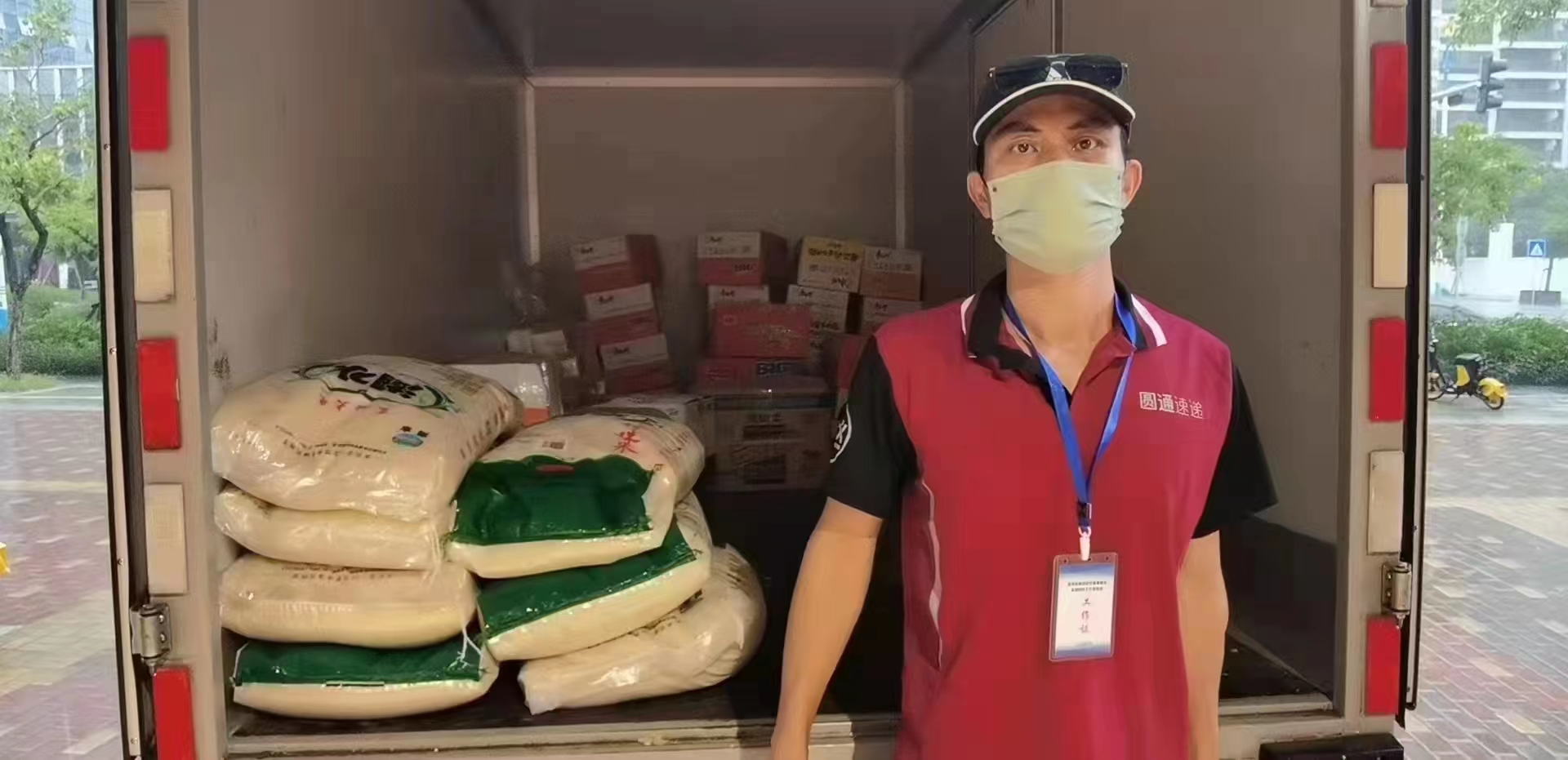 海南三亚圆通崖城分公司8月4日以来义务为崖州湾运送防疫物资累计达3吨。