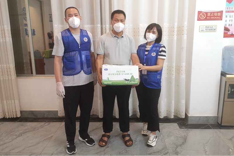 海南省委宣传部青年志愿者服务队上门将奶粉送给苏先生。海南省委宣传部供图