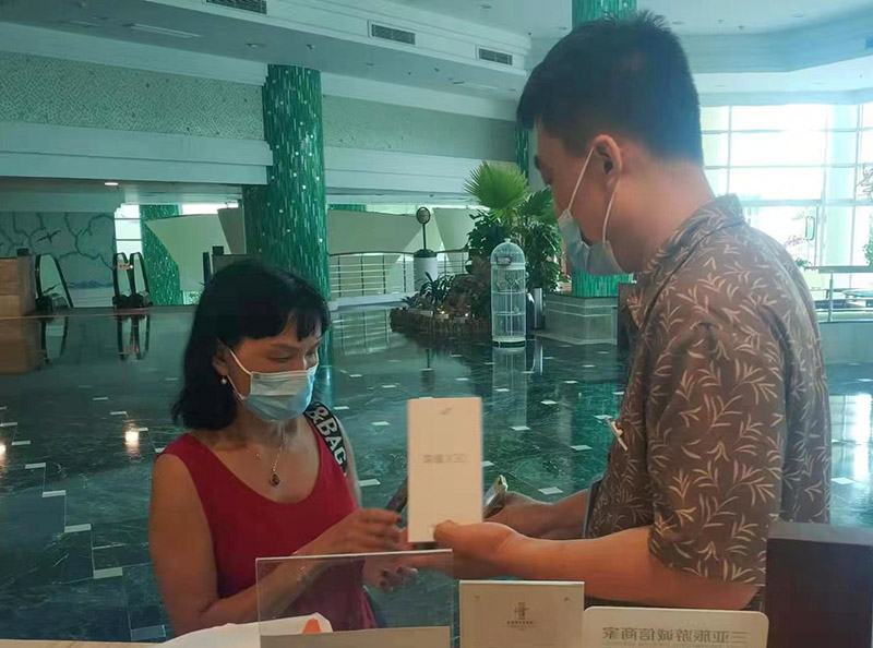 酒店工作人员为游客买来了新手机。三亚银泰阳光度假酒店供图