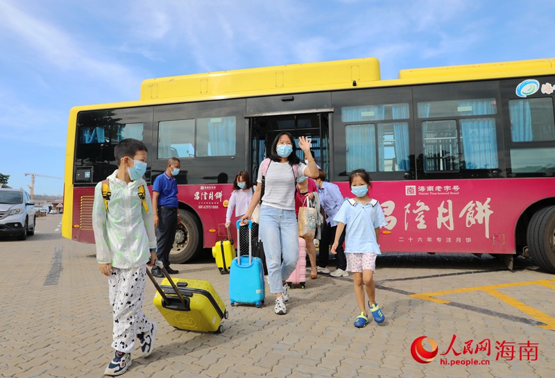 首批健康管理驿站滞留旅客顺利离岛。人民网 符武平摄