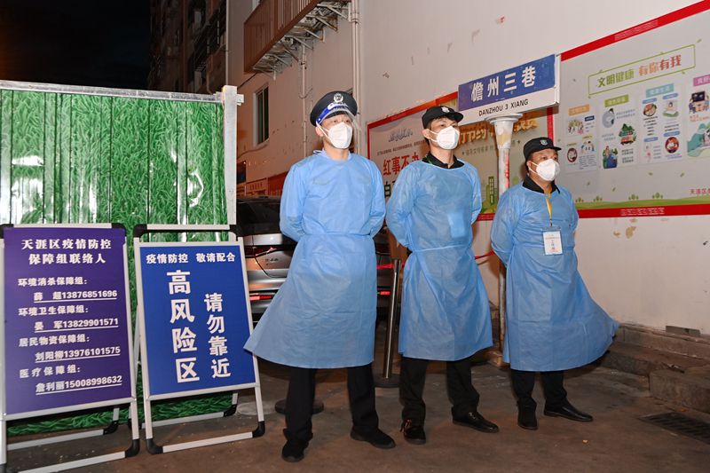 在高风险封控区24小时值守，严格筑牢疫情防线。   蒋升摄