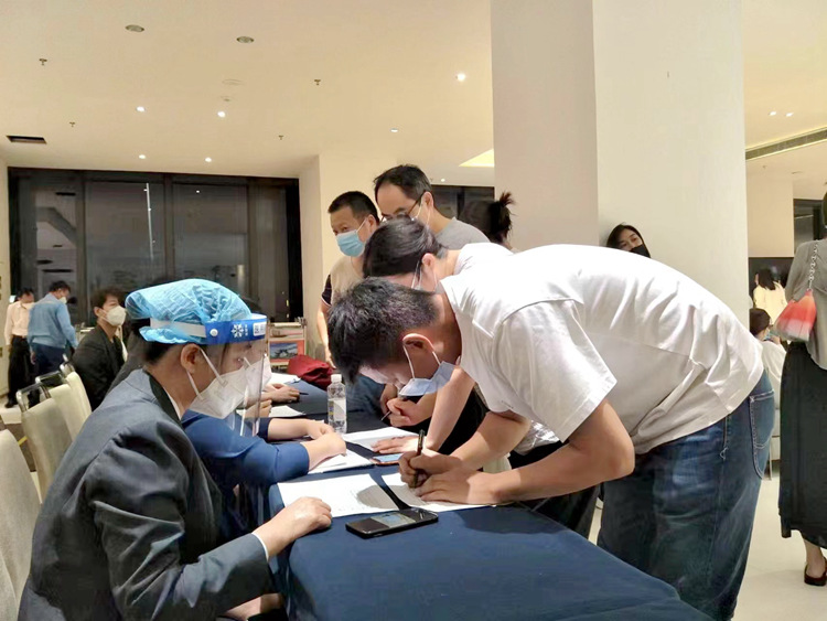 图1：凌晨2点，美兰机场逸唐飞行酒店机场酒店全体员工为每位旅客提供有温度的真情服务。