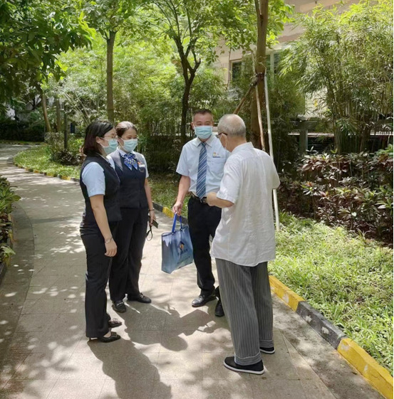 建行三亚分行主动开展志愿服务，给亟需帮助者送去爱心和温暖。