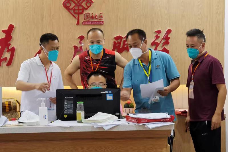凌晨，志愿者还在工作着。海南省委工委宣传部供图