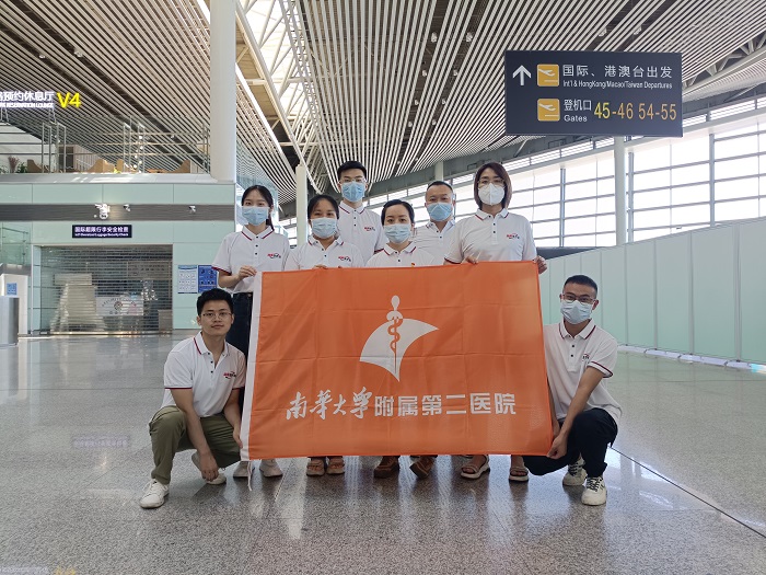 湖南衡阳援助海南省东英镇医疗分队合影。 海南省临高县东英镇文化站供图