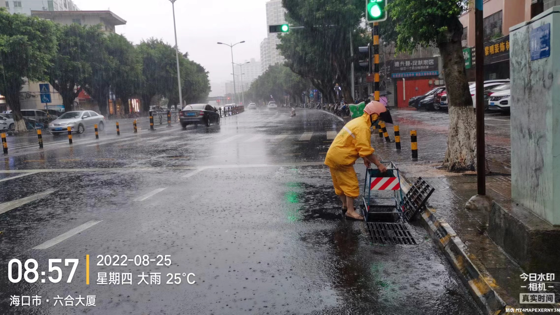 排水工人在路面上做好雨天排水工作。