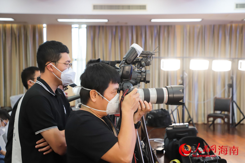 陈聪聪正在拍摄新闻发布会现场图片。人民网 牛良玉摄