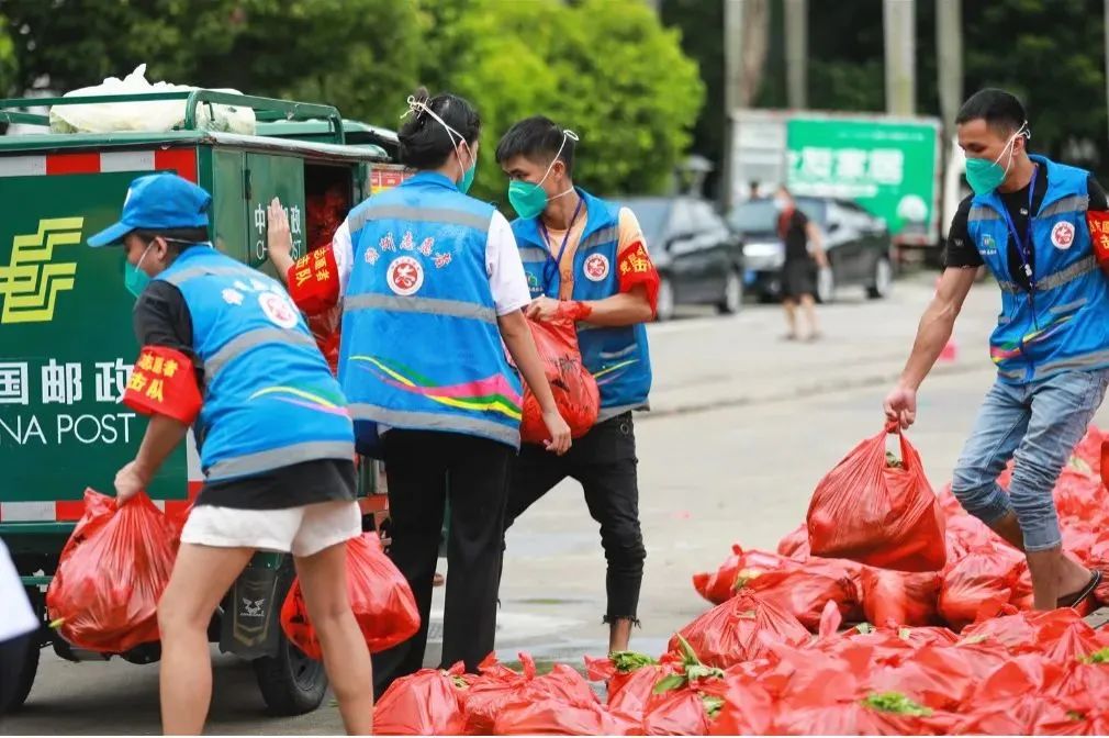 小紅旗公益黨員突擊隊志願者們在配送生活物資。儋州市委組織部供圖