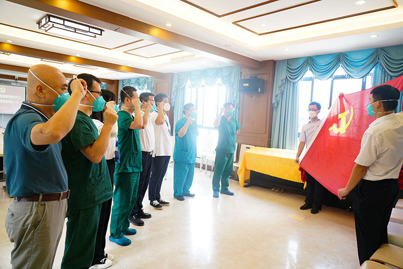 臨時委員會班子成員面向黨旗進行庄嚴宣誓。三亞中心醫院供圖