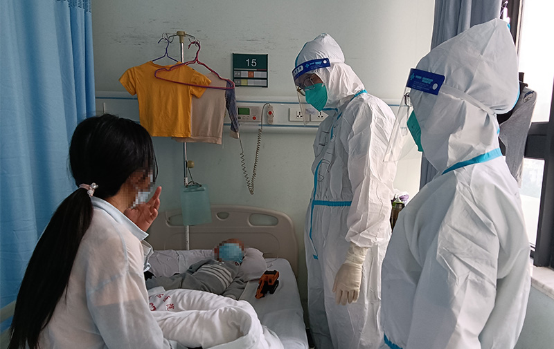 醫護人員在隔離區查房。三亞中心醫院供圖
