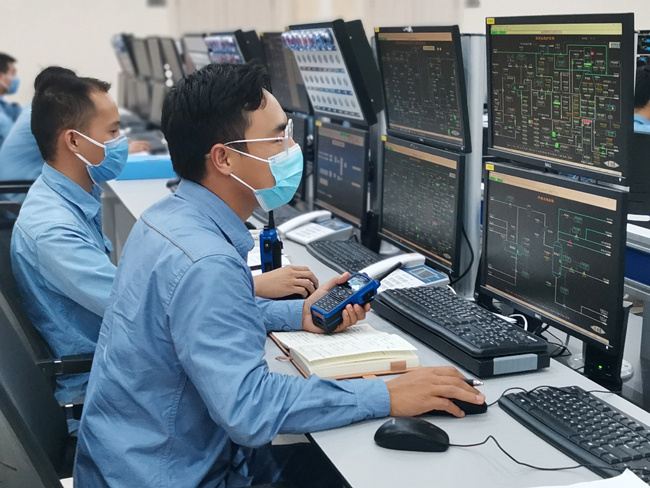 員工在海南煉化煉油中控室生產操作畫面。
