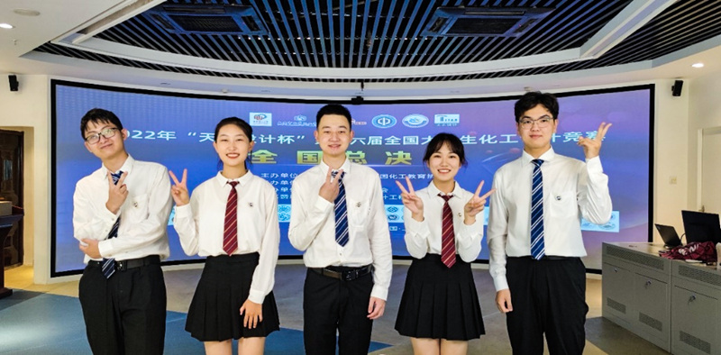 海南大学“醇双醇队”团队成员（从左至右）：凌浩然、邓云水、周星宇、杜雨菡、许琦。