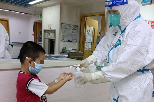 三亚市中心医院儿科医护人员向具有自理能力的孩子传授“七步洗手法”。（三亚市中心医院供图）