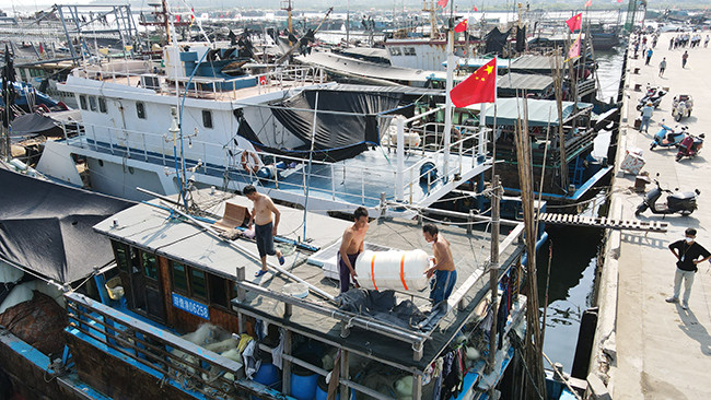 渔民准备生活物资等，为出海开捕做最后准备。
