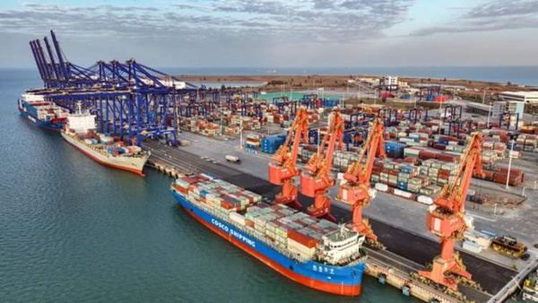 洋浦经济开发区国际集装箱码头装卸作业繁忙。