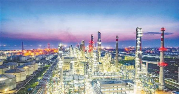 海南炼化100万吨乙烯项目厂区，灯火通明，生产繁忙。