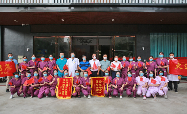 海南医学院第一附属医院援儋医疗队与部分市领导合影。