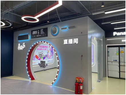 新模式店为消费者打造了更多娱乐性活动场景，可以提供游戏、直播等诸多娱乐化内容。