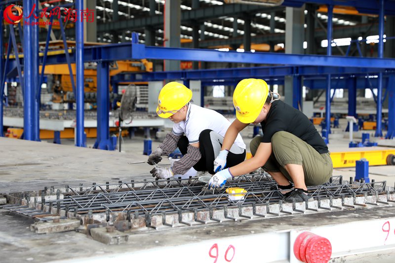 在海建（文昌）建筑產業現代化基地，工人正加固鋼筋。 人民網 孟凡盛攝