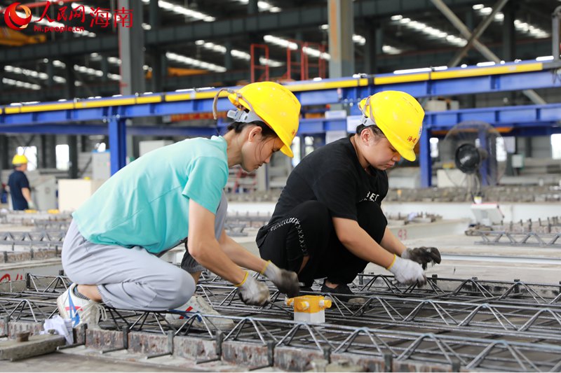 在海建（文昌）建筑產業現代化基地，工人正加固鋼筋。 人民網 孟凡盛攝