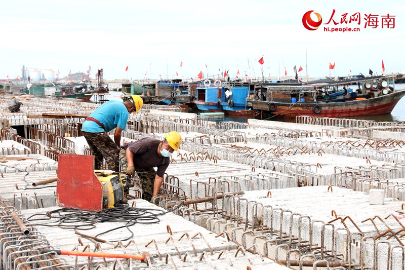 八所中心漁港升級改造+漁業風情街PPP項目工地上，工人正在加緊施工。人民網 符武平攝