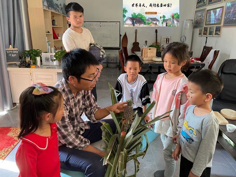 胡诗泽（左二）教小朋友植物知识。受访人供图