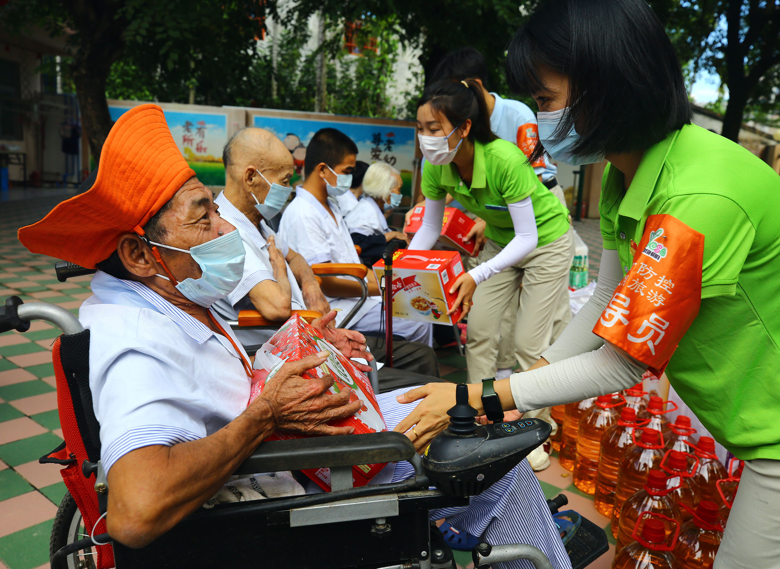 10月2日，三亚南山景区员工到崖州区敬老院慰问，给老人送上慰问品。