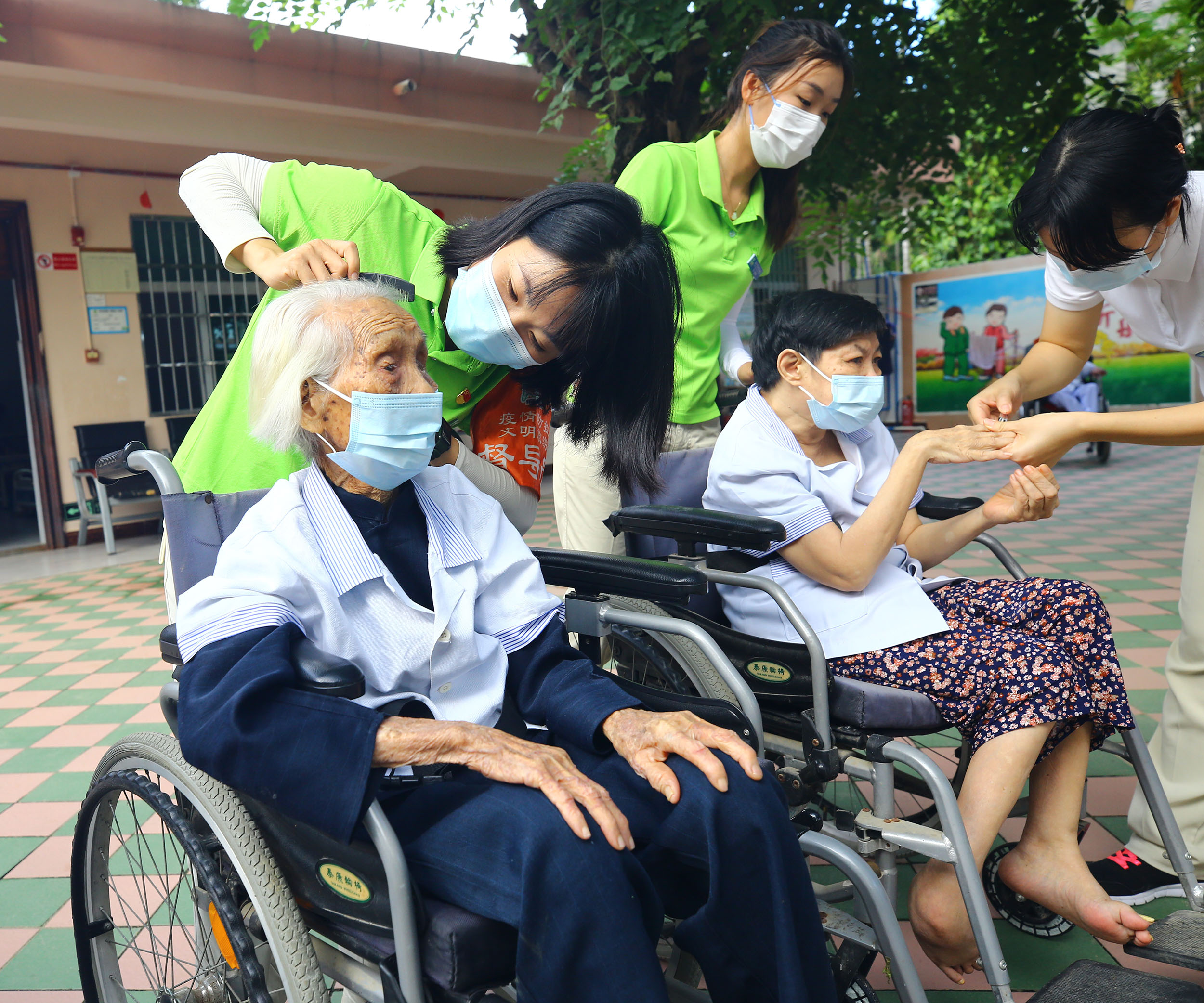 10月2日，三亚南山景区员工到崖州区敬老院慰问，景区员工与老人交流。