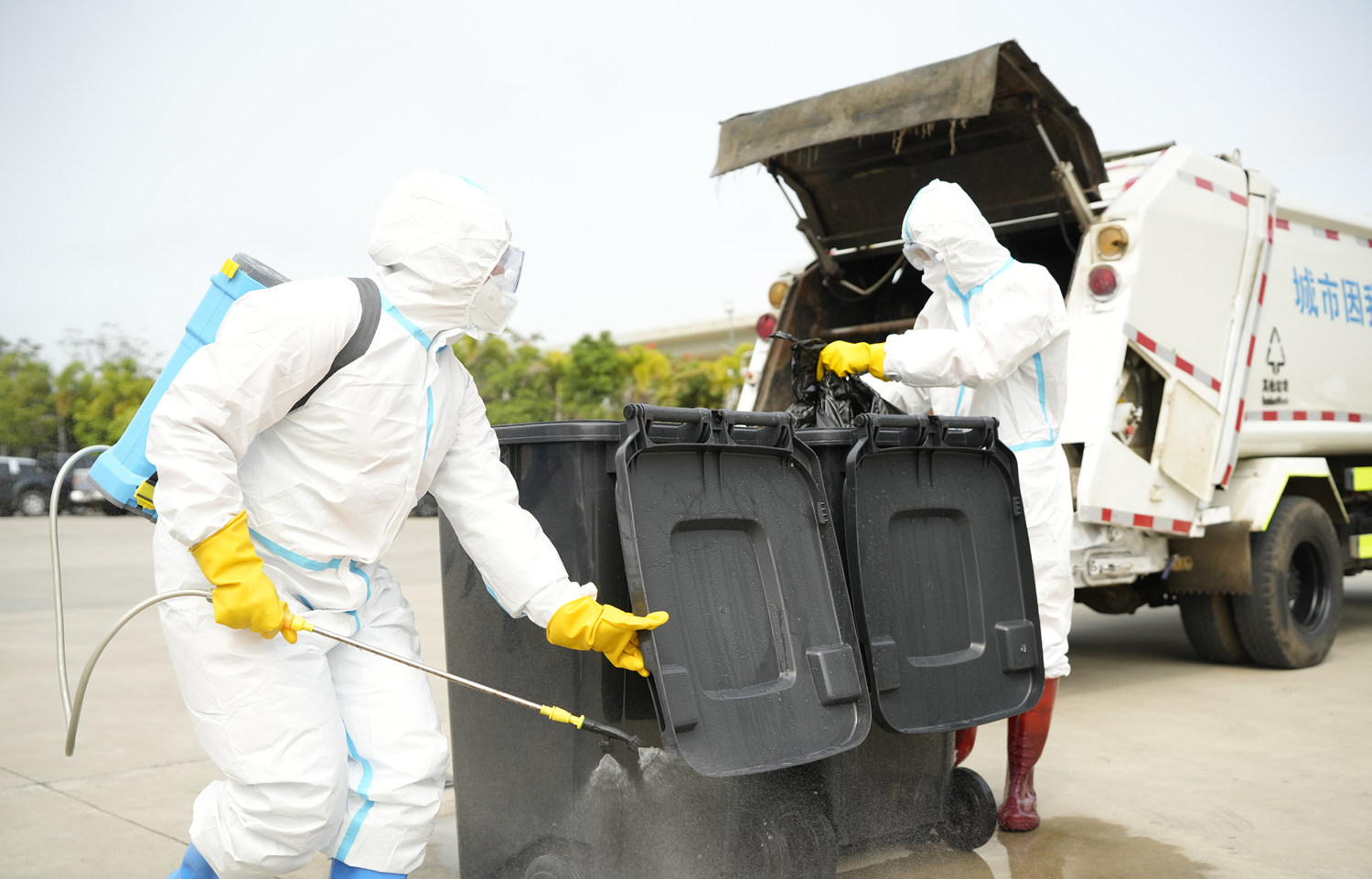 环卫工人对涉疫垃圾箱进行消杀作业。