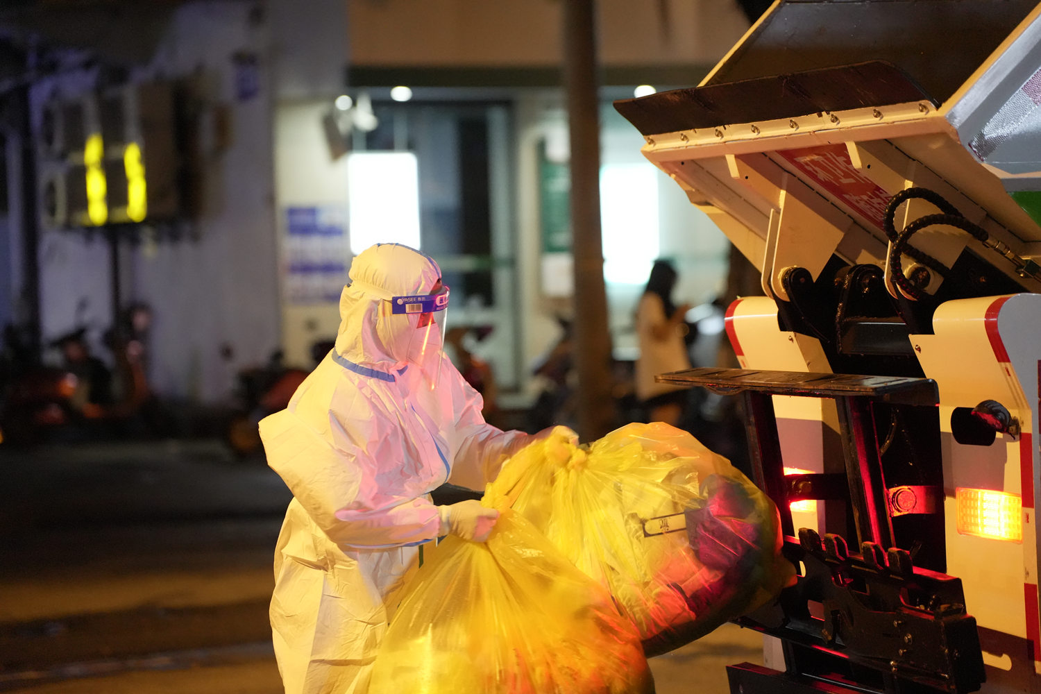 海口京兰公司环卫工人夜间清理博爱周边片区核酸检测点位医疗垃圾。