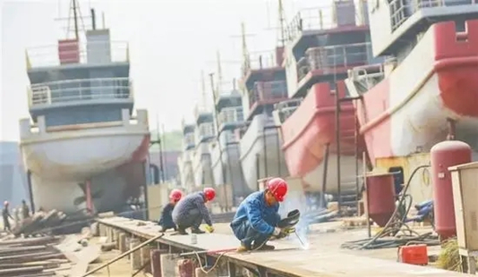 工人正在生产渔船