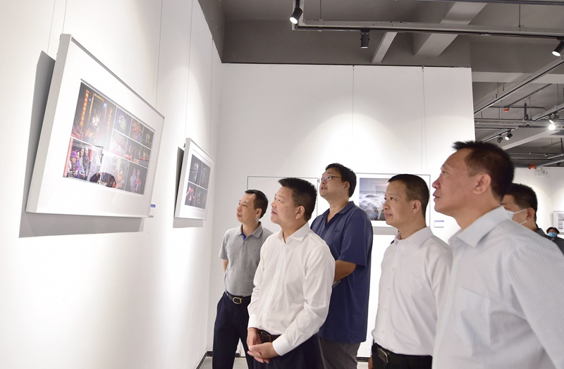 观众参观海南省第八届摄影艺术作品展。海南省摄影家协会供图