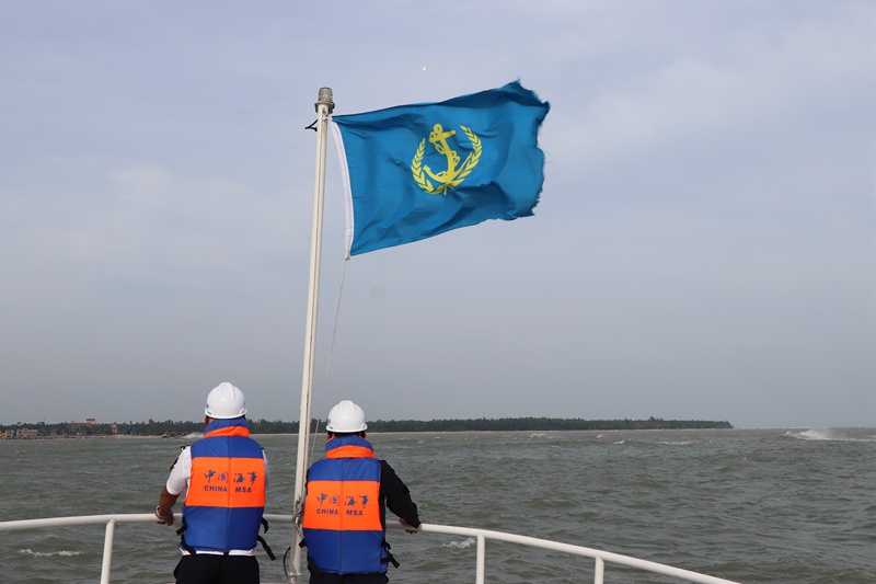 海事人员在发射现场警戒。清澜海事局供图