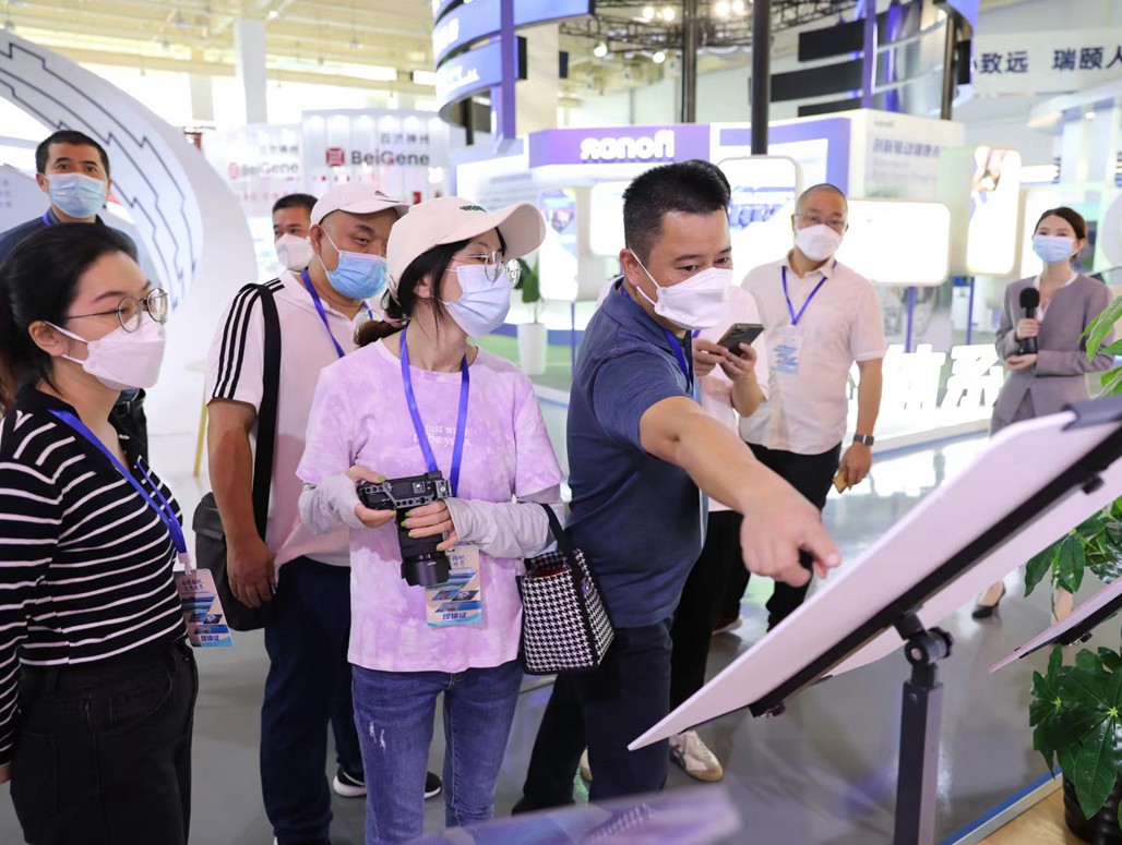 参观海南博鳌乐城国际医疗旅游先行区国际创新药械展
