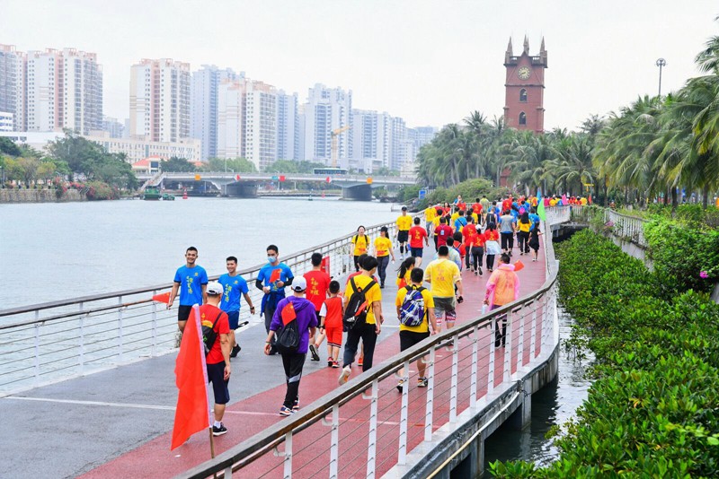 市民游客打卡钟楼。主办方供图