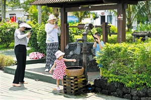 芳园村内景色秀美，游客正在观光游玩