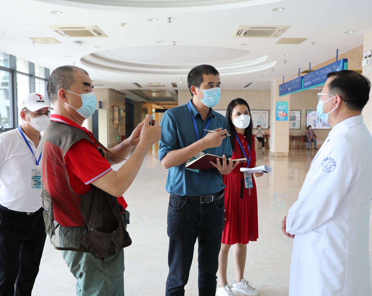 记者在博鳌超级医院采访