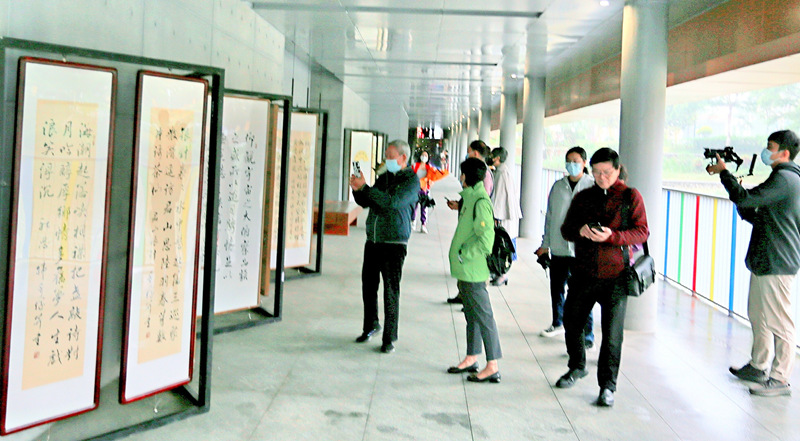 2：韩秀仪书法作品展吸引了众多艺术家和书法爱好者到场观展。